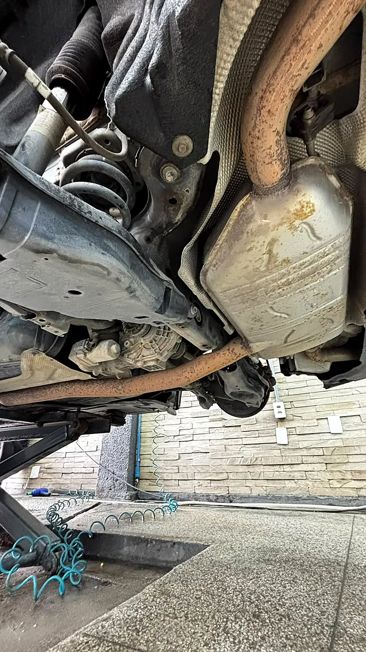 Parte inferior do veículo antes da Lavagem Undercar