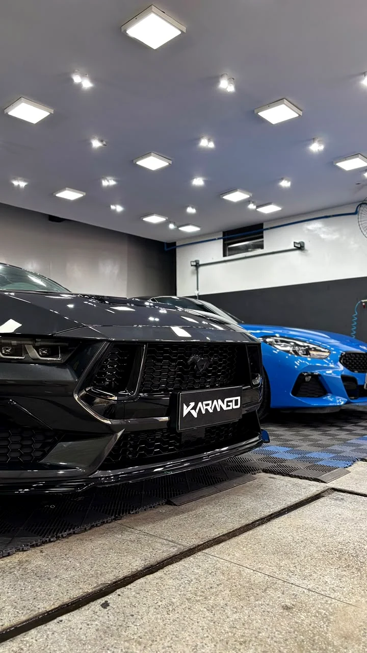 Mustang preto e BMW azul na Karango Limpo em Aracaju