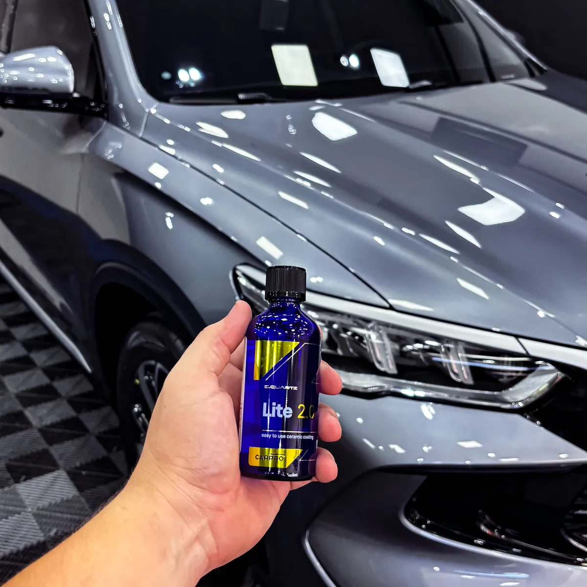 Aplicação de vitrificação CarPro na pintura de um carro na Karango Limpo