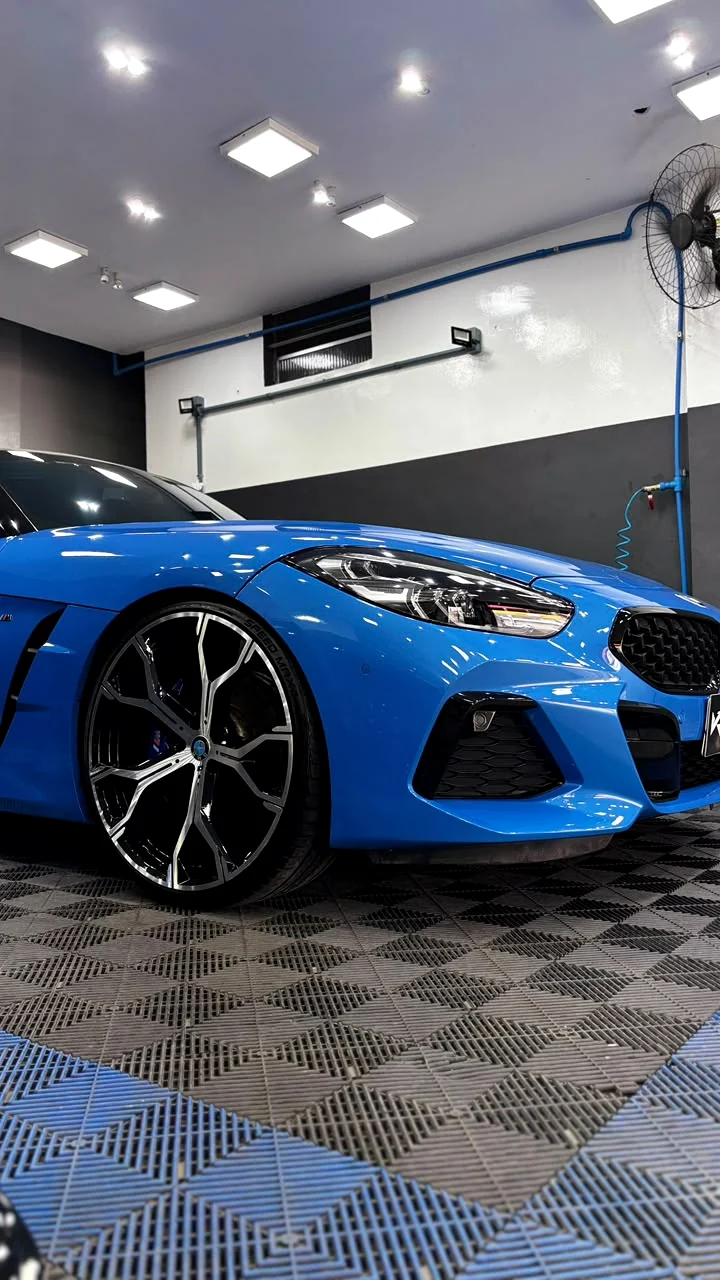 BMW Z4 azul com acabamento finalizado na Karango Limpo