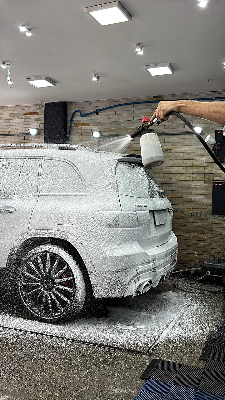 Aplicação de espuma com canhão em SUV AMG branco