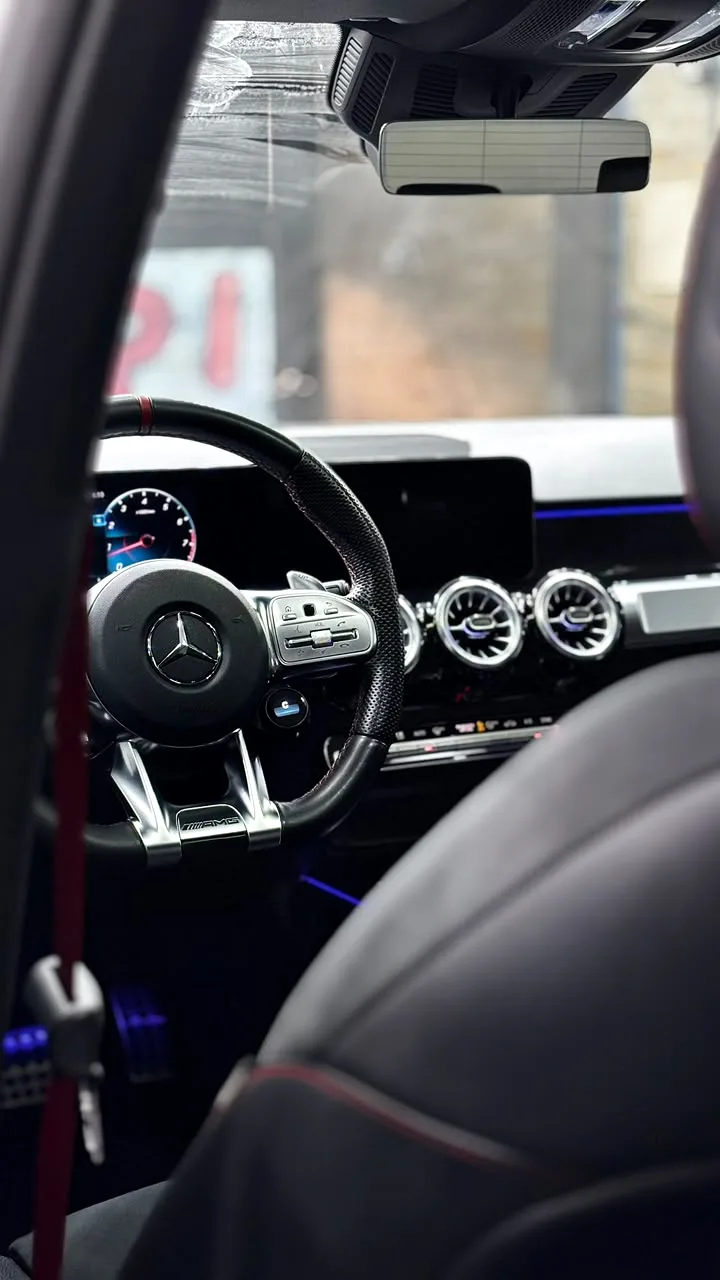 Volante e painel limpos após higienização interna na Karango Limpo