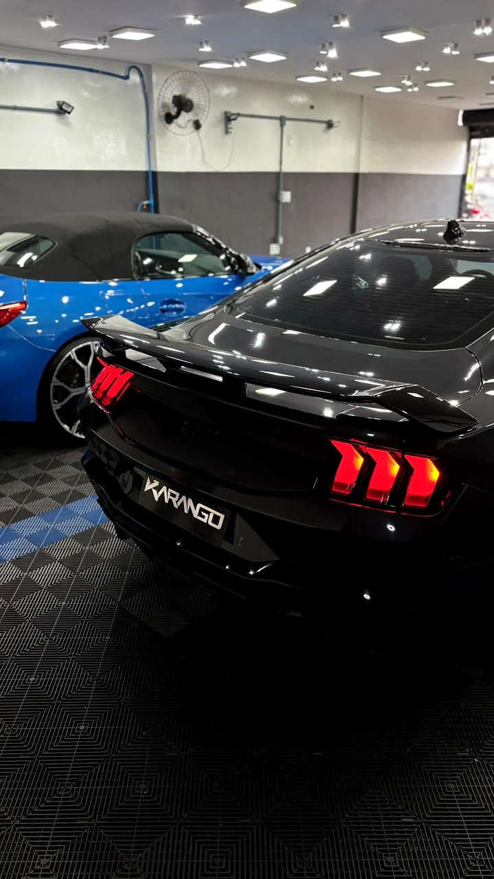 Traseira de Mustang preto após detalhamento na Karango Limpo