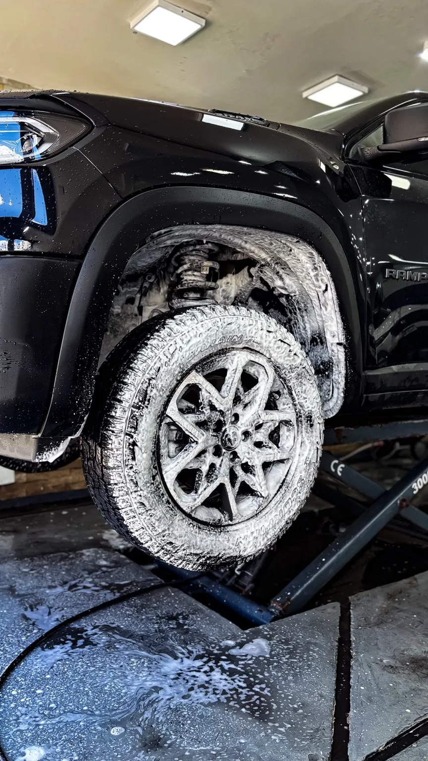 Snow Foam na roda e caixa de roda de uma RAM na Karango Limpo